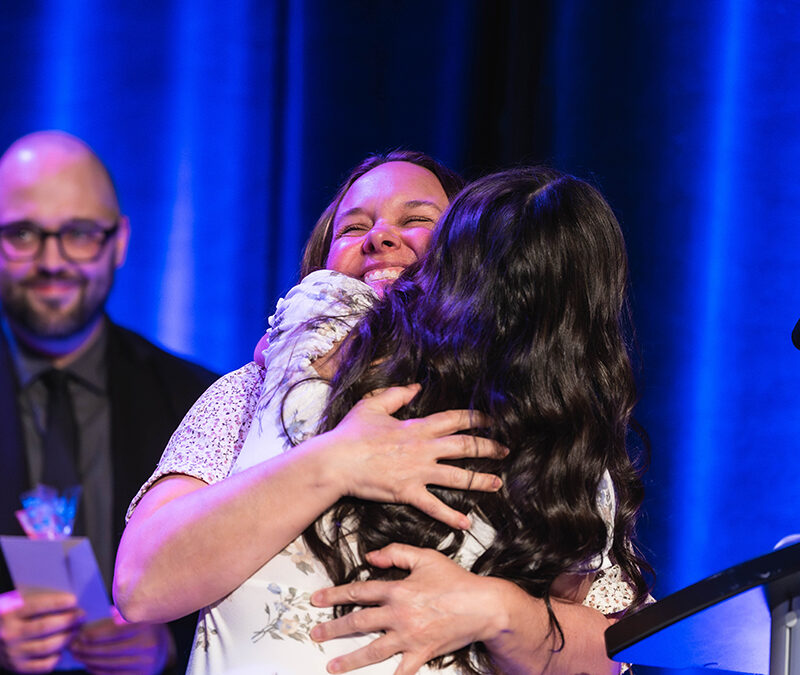 Lors de la remise d'un prix, deux femmes font une accolade