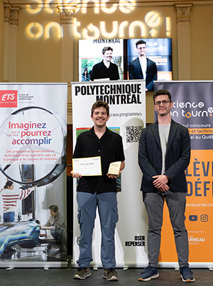 Lors de la remise de prix, un jeune homme et un homme sur scène