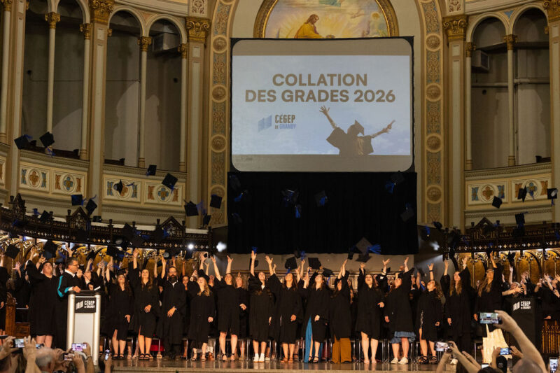 Lancé des mortiers lors d'une collation des grades