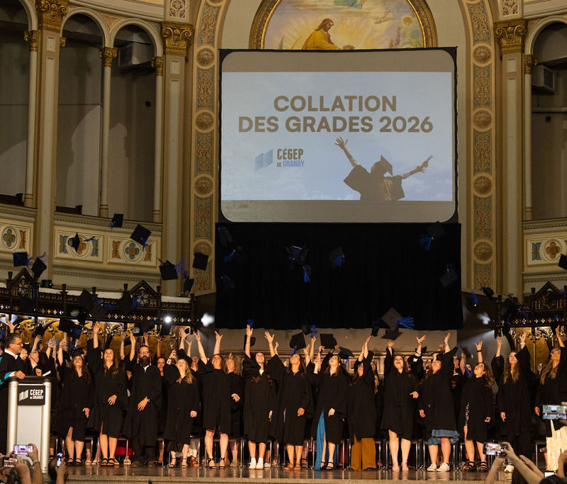 Lancé des mortiers lors d'une collation des grades