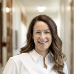 Gros plan sur une femme souriante aux cheveux longs