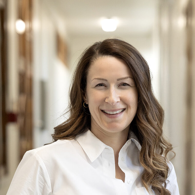 Gros plan sur une femme souriante aux cheveux longs