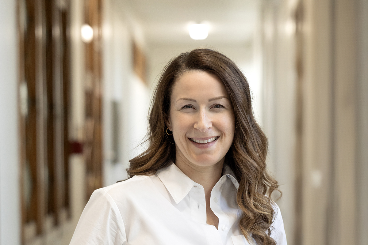 Gros plan sur une femme souriante aux cheveux longs