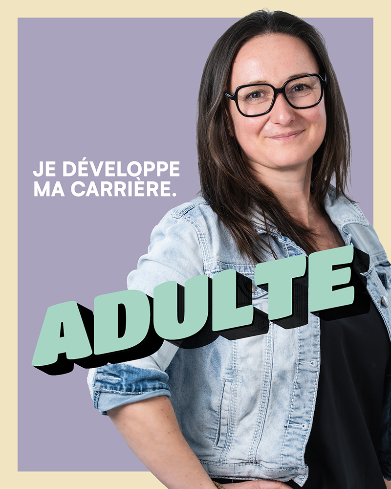 Gros plan sur une femme souriante