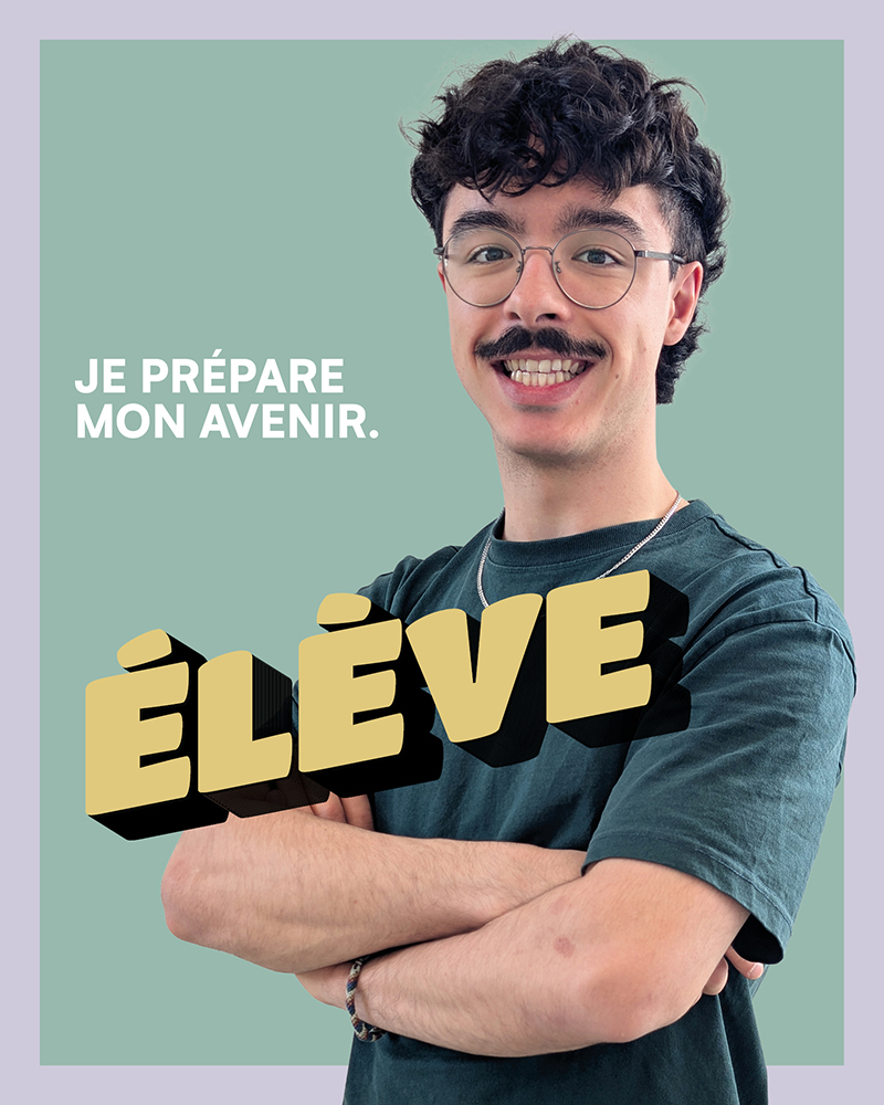 Un jeune homme souriant
