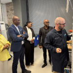 Cinq personnes dans un laboratoire de formation en génie mécanique