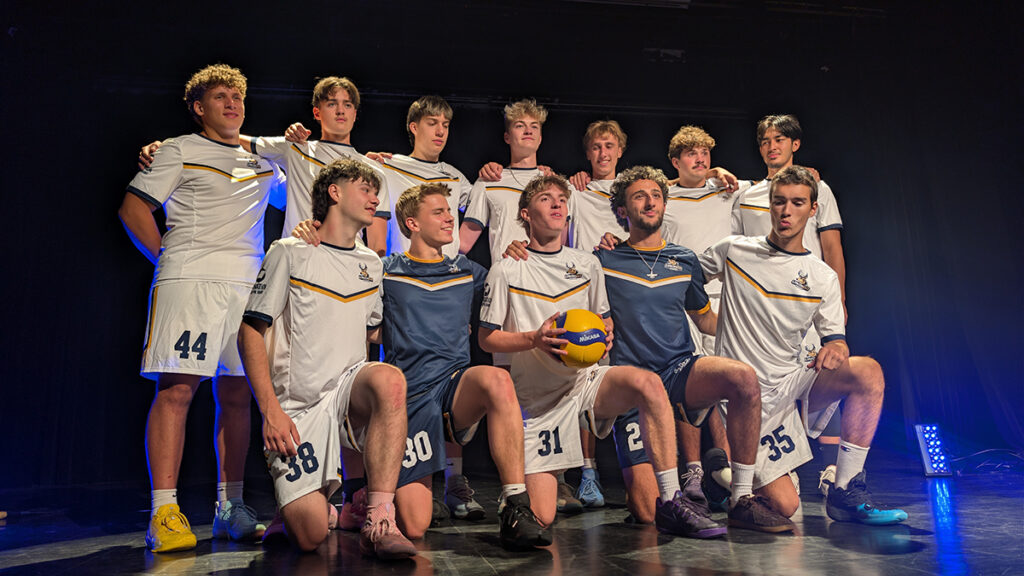 Une équipe de volleyball masculin en uniforme