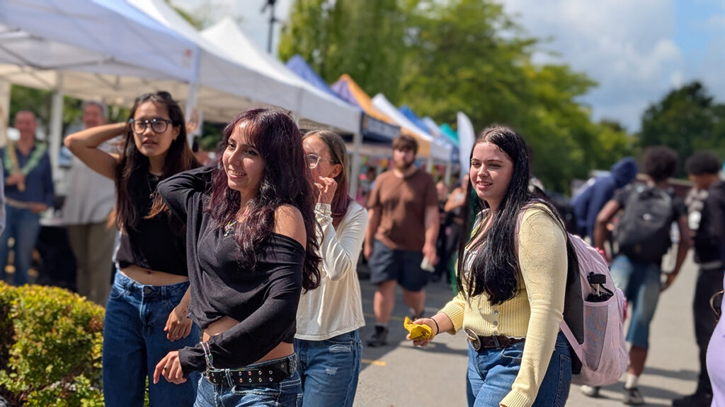 Des jeunes femmes dans une fête extérieure